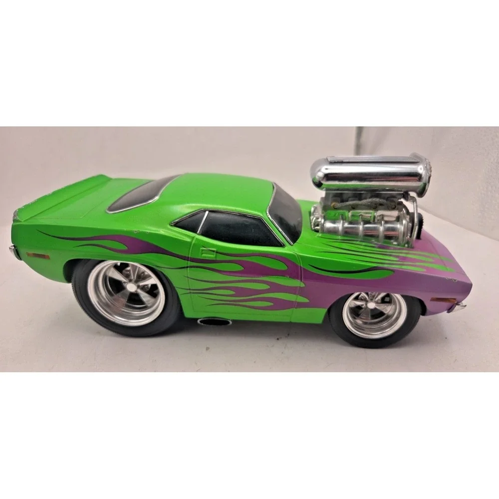 Muscle Machine 1/18 1970 Plymouth HEMI CUDA 2000 Funline Green W/ Purple Flames